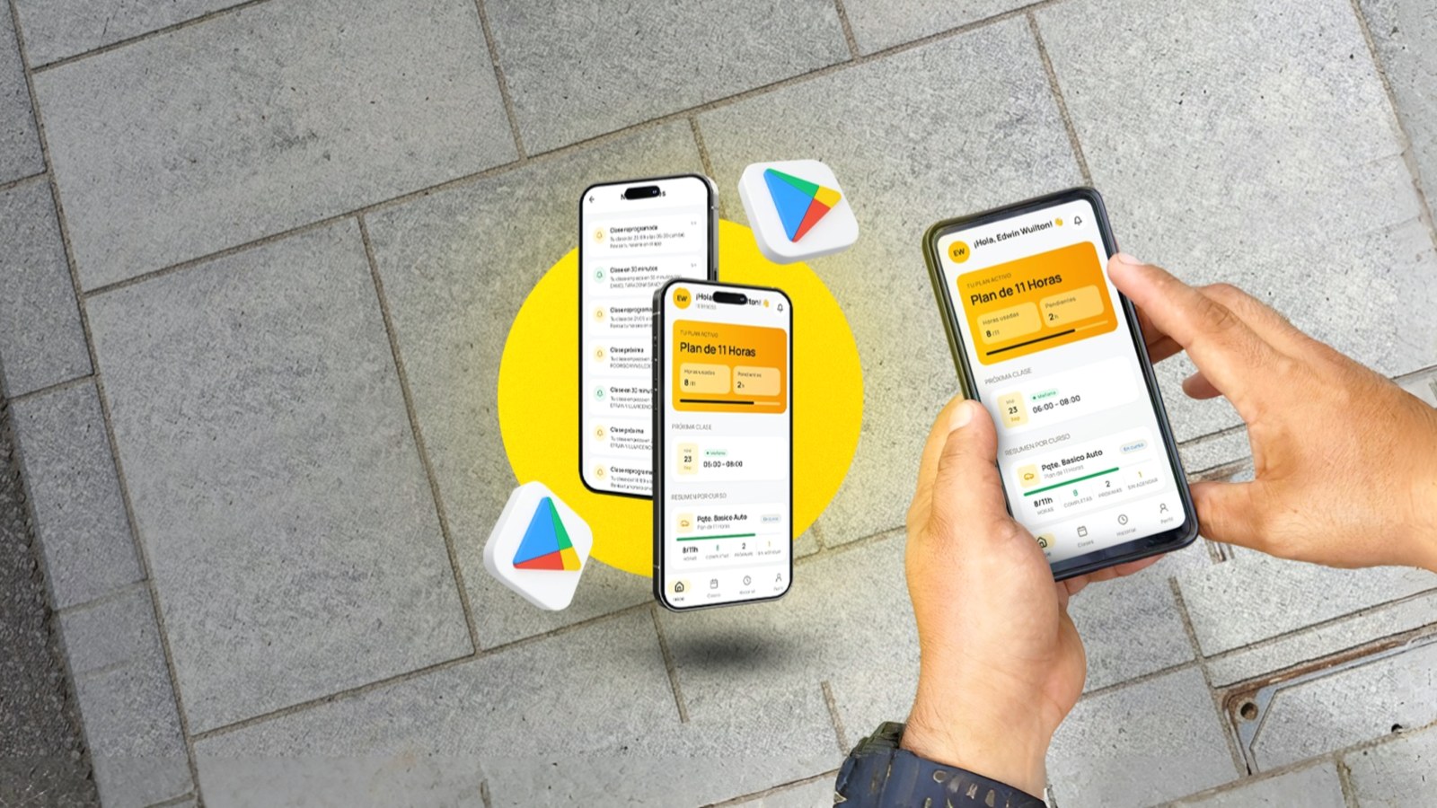 Una mano sostiene un teléfono Android con el app de EasyDriving