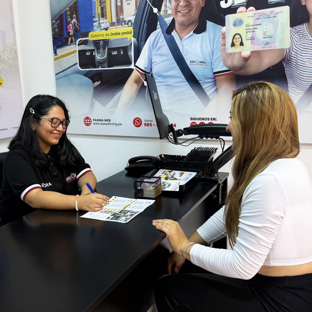 Asesor de EasyDriving atendiendo a un alumno en la recepción de la sede
