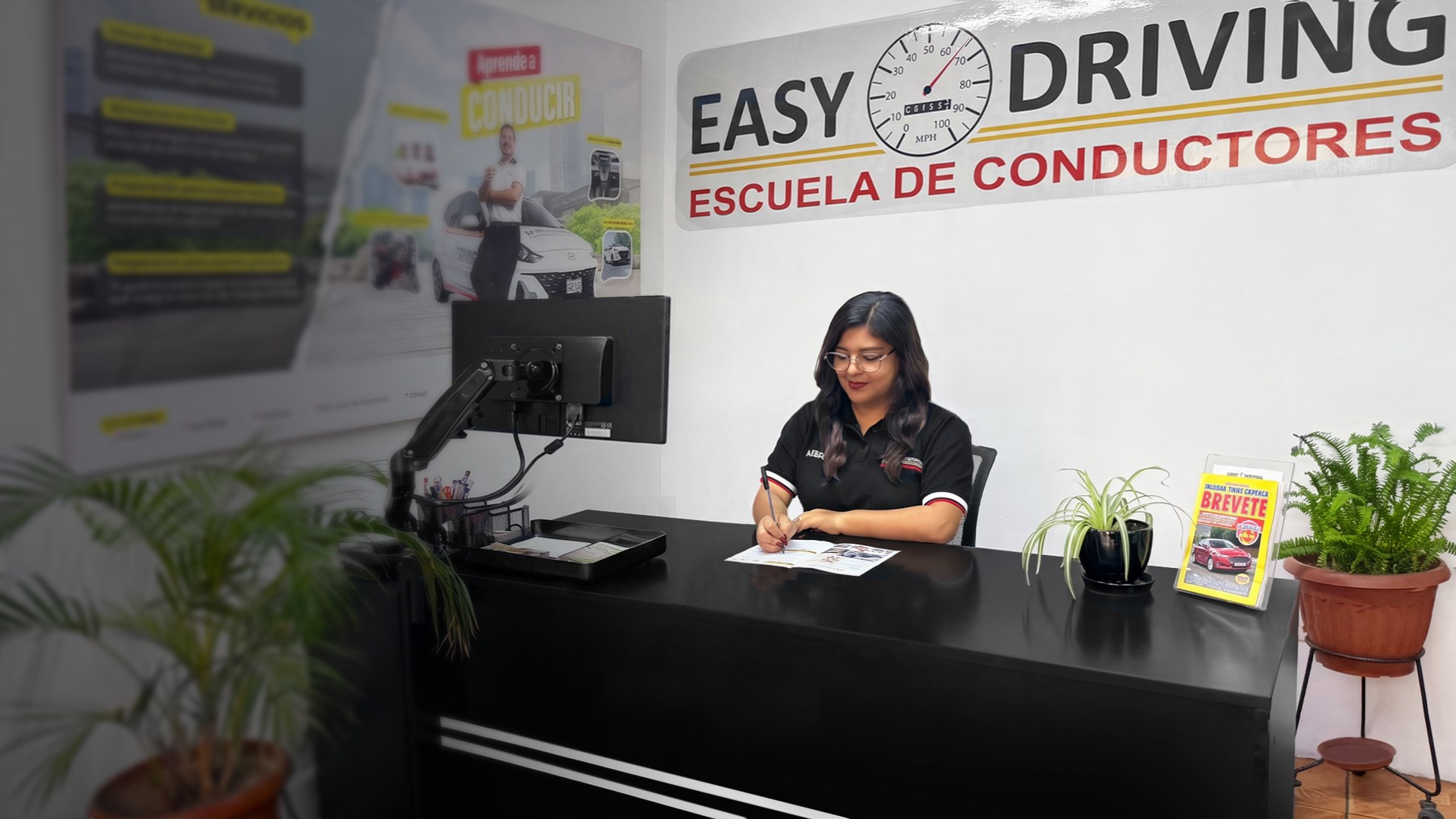 Fachada de la sede San Juan de Miraflores de EasyDriving con autos de la escuela