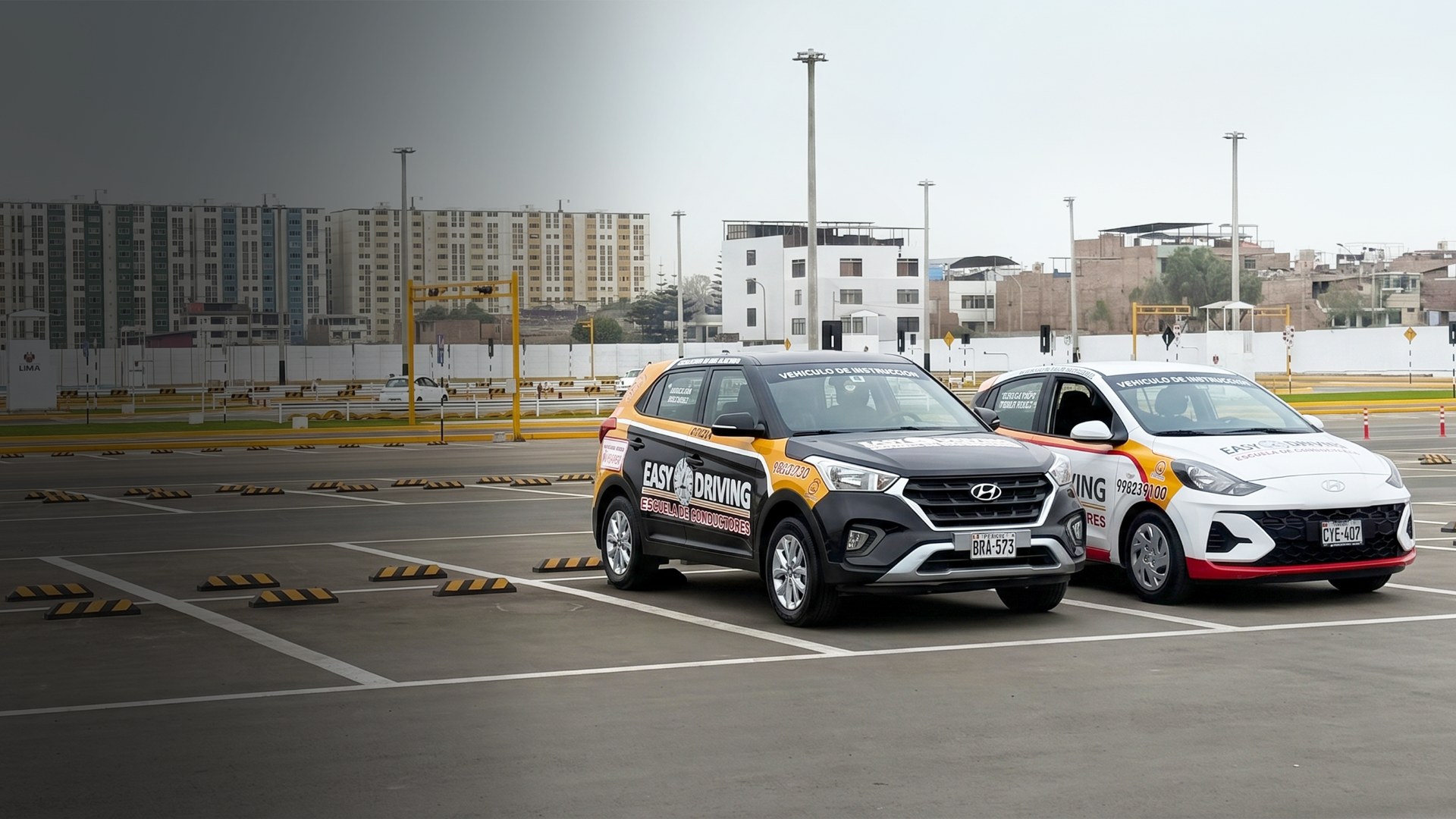 Un auto mecánico y uno automático de EasyDriving, lado a lado