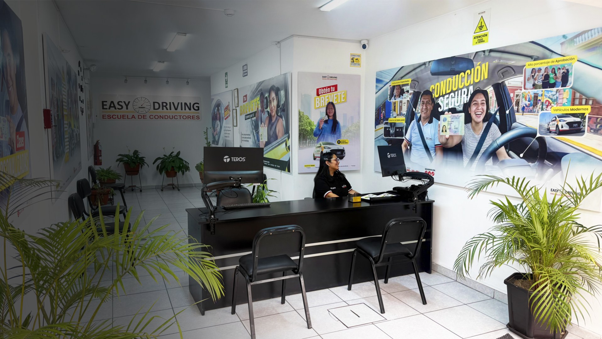 Fachada de la sede Surco de EasyDriving con autos de la escuela