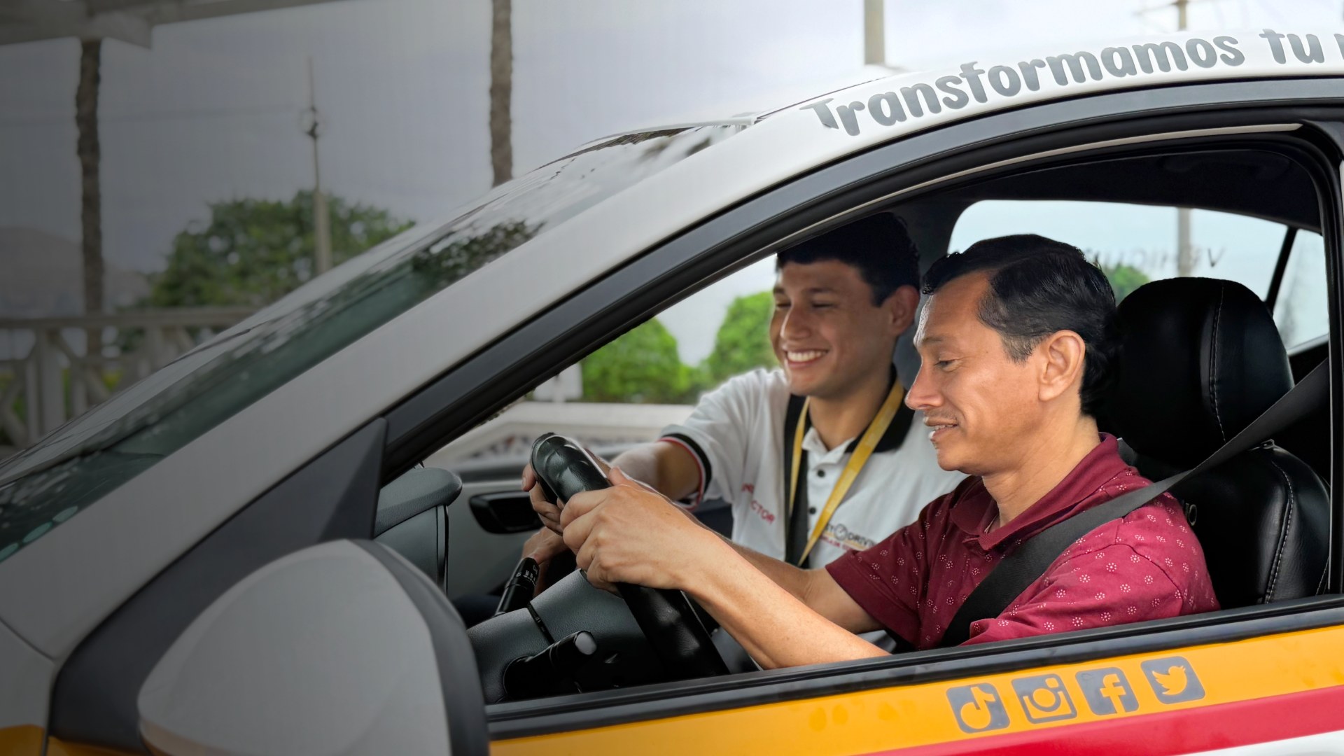 Alumna de EasyDriving al volante con su instructor al lado