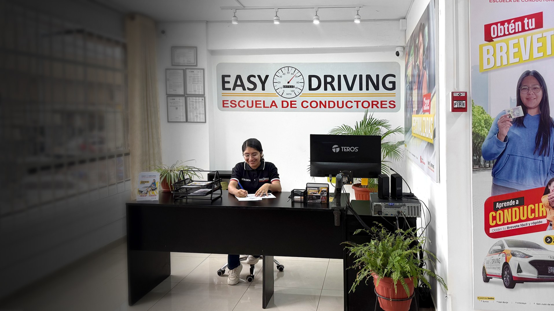Fachada de la sede San Borja de EasyDriving con autos de la escuela